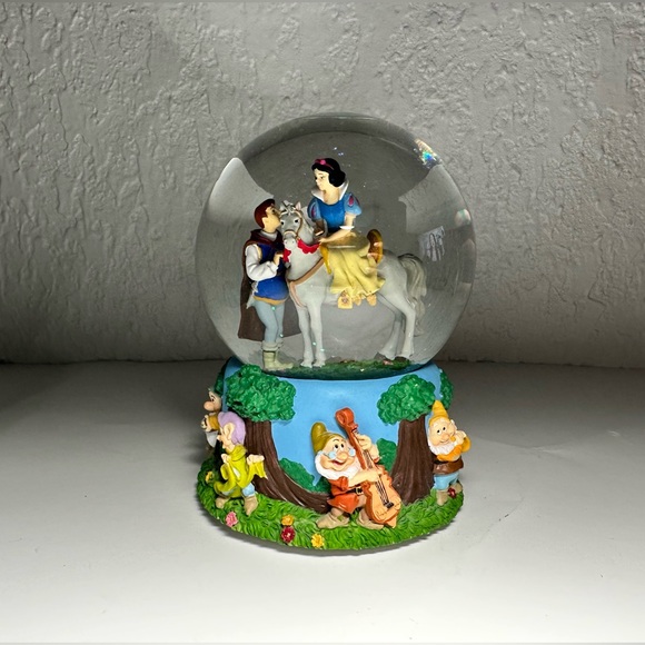 Disney Enesco Snow White Seven Dwarfs "I Love You Truly" Snow Globe - Picture 1 of 8